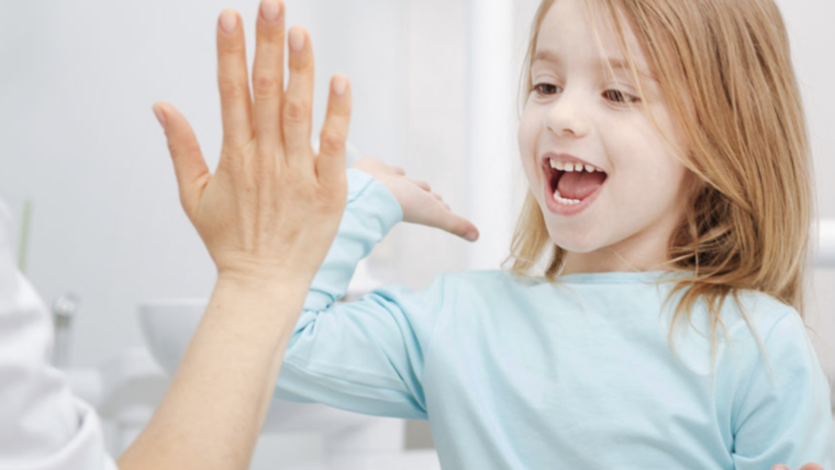 Ortodonzia per i bimbi: a che età si inizia con l’apparecchio?