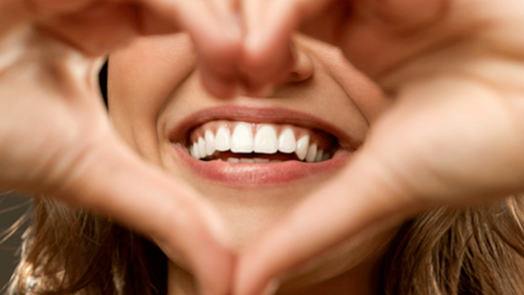 Contenzione ortodontica: come evitare lo spostamento dei denti dopo l’apparecchio fisso